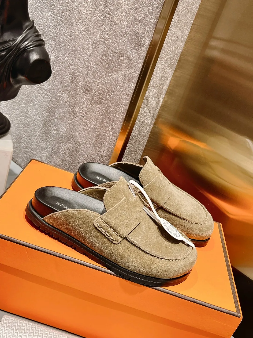 [H Family Hermès] P: 520💰 Size: Male 39-44 (45 customized) Female 35-40 (41 customized) HERMES Hermès' latest couple's cute Birkenstock slippers. Summer really needs versatile slippers. They look good no matter how you match them. They have a casual and high-end feel. The comfort is also great. They are paired with a variety of colorful socks. They are trendy. Hermès 2023 new half slippers are high quality. ●Upper: imported cow suede ●Inner lining: imported sheepskin ●Foot pads: imported mixed sheepskin ●Outsole: Tpu non-slip and wear-resistant outsole